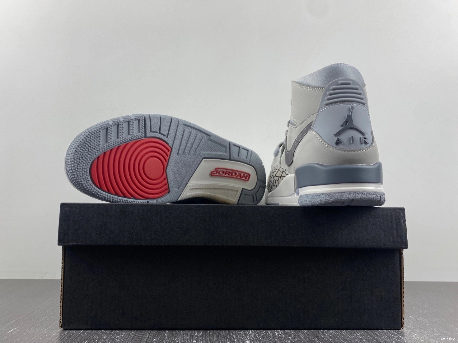 AV3922-002 - Jordan Legacy Grey Men's Wolf 312 1113